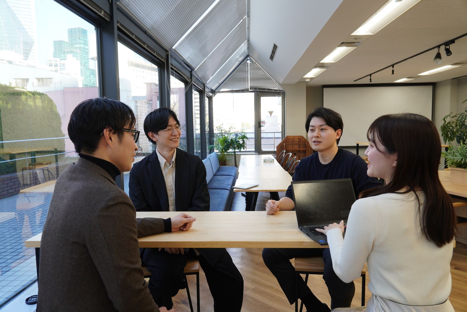 EVERRISEのメンバーが集まる様子